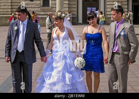 Gruppo di nozze ucraino in strada, centro città di Lviv, Ucraina Foto Stock