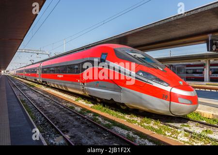 Venezia, Italia - 21 marzo 2022: Treno ad alta velocità Frecciarossa FS ETR 1000 di Trenitalia nella stazione ferroviaria Venezia Santa Lucia di Venezia. Foto Stock