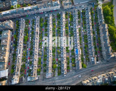 Vista aerea di file di case a schiera in Colony Layout a Abbeyhill a Edimburgo, Scozia, Regno Unito Foto Stock