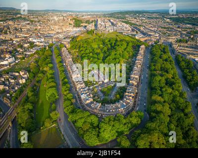 Vista aerea di Edimburgo da Regent Terrace e Royal Terrace verso Calton Hill, Scozia, Regno Unito Foto Stock