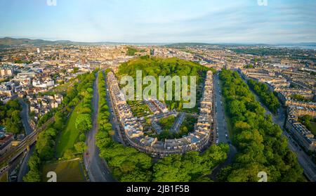 Vista aerea di Edimburgo da Regent Terrace e Royal Terrace verso Calton Hill, Scozia, Regno Unito Foto Stock