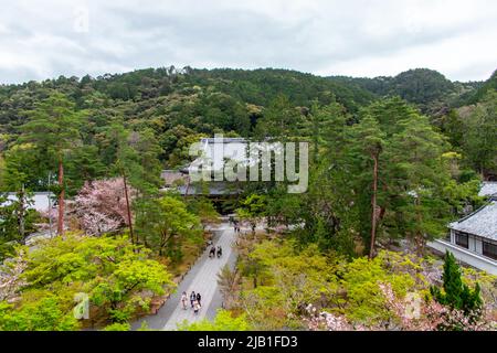 Vista dall'alto dal secondo piano del Sanmon Nanzen-ji al complesso del Tempio di Nanzenji. È una sede del ramo Nanzen-ji di Rinzai Zen. Foto Stock