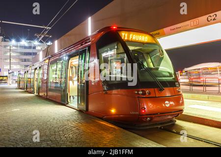 Venezia, Italia - 20 marzo 2022: Tram gommato tipo Translohr a Piazzale Roma di notte a Venezia. Foto Stock