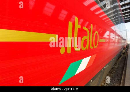 Milano, Italia - 22 marzo 2022: Logo Italo su un treno ad alta velocità nuovo trasporto viaggiatori NTV nella stazione ferroviaria di Milano Centrale a Milano, Italia. Foto Stock