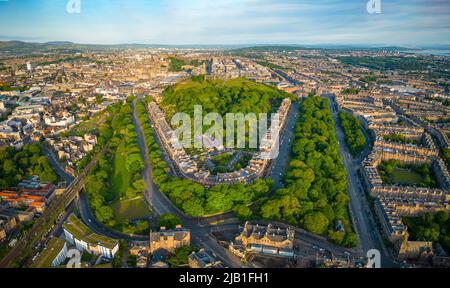 Vista aerea di Edimburgo da Regent Terrace e Royal Terrace verso Calton Hill, Scozia, Regno Unito Foto Stock