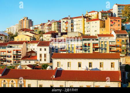 Vista al tramonto, skyline di Porto, case di architettura tradizionale, Portogallo Foto Stock