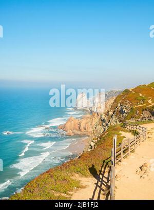 Sunshine Seascape con vista sul faro di Cabo da Roca, Portogallo Foto Stock