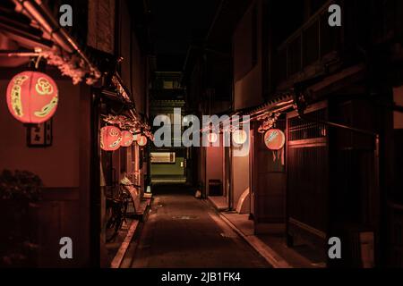 Miyagawa-cho Hanamachi (quartiere geisha), di notte. Ochaya decorata con un ramo di Sakura e lanterna. Traduzione: Kyoto Chuo Shinkin, Kyo-Odori Foto Stock