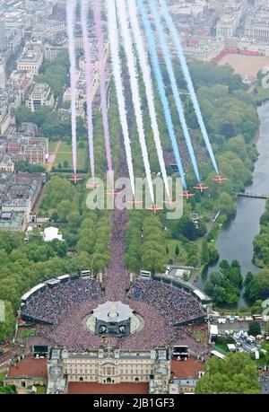 Foto di archivio datata 5/6/2012 delle frecce rosse che volano in formazione su Buckingham Palace a Londra come parte delle celebrazioni del Giubileo del Diamante della Regina. Data di emissione DDMMYY. Foto Stock