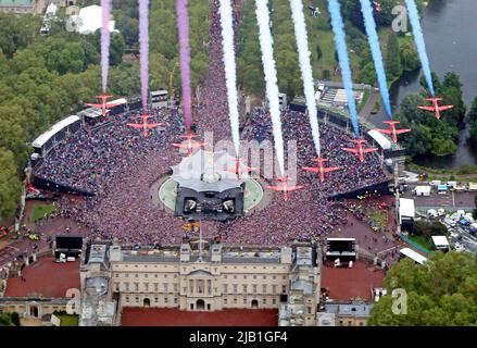 Foto di archivio datata 5/6/2012 delle frecce rosse che volano in formazione su Buckingham Palace a Londra come parte delle celebrazioni del Giubileo del Diamante della Regina. Data di emissione DDMMYY. Foto Stock