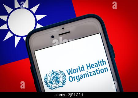 Logo DELL'OMS (Organizzazione Mondiale della Sanità) sullo schermo dello smartphone sulla bandiera taiwanese bg. Taiwan non è ancora invitata ALL'OMS nonostante il successo di Coronavirus Foto Stock