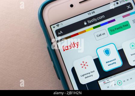 Kumamoto, GIAPPONE - Giu 14 2021 : Logo del fornitore di servizi cloud americano fastly nel suo sito web sullo schermo di iPhone. Foto Stock