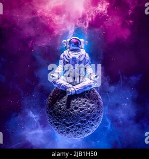 Astronauta meditating on moon - 3D illustrazione dello spazio di fantascienza adatto figura nella posa del loto di yoga su piccolo asteroide nello spazio esterno Foto Stock