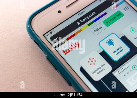 Kumamoto, GIAPPONE - Giu 14 2021 : Logo del fornitore di servizi cloud americano fastly nel suo sito web sullo schermo di iPhone. Foto Stock