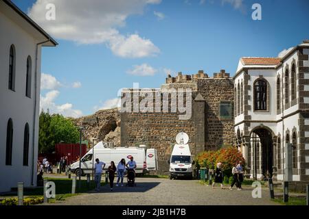 8 maggio 2022 Diyarbakir Turchia. Televisione radio turca, veicoli per trasmissioni dal vivo Foto Stock