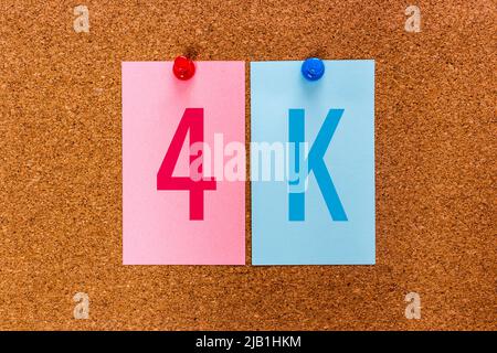 2 lettere parola chiave 4K su adesivi multicolore attaccati ad un asse di sughero. La risoluzione 4K si riferisce a una risoluzione orizzontale del display di circa 4000 pixel Foto Stock