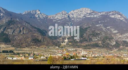 Castello di Avio paesaggio paesaggio Trento provincia regione Alpi montagne panorama in Italia Foto Stock