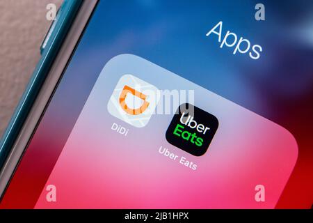 Kumamoto, GIAPPONE - Luglio 7 2021 : Didi Rider e Uber mangia le app sullo schermo dell'iPhone. Didi è una società cinese di noleggio auto con sede a Pechino. Foto Stock