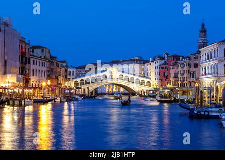 Venezia Ponte di Rialto sul Canal Grande con gondola viaggio vacanze città vacanza in Italia Foto Stock