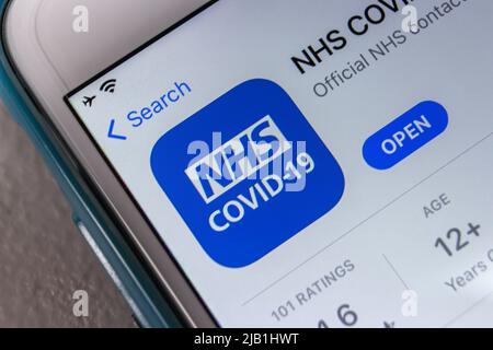 Kumamoto, GIAPPONE - Luglio 14 2021 : NHS COVID-19 app in App Store su iPhone. Si tratta di un'applicazione per il tracciamento dei contatti di NHSX per la pandemia COVID-19 nel Regno Unito. Foto Stock