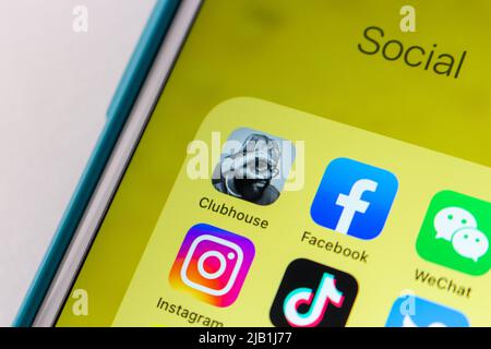 Kumamoto, GIAPPONE - Luglio 22 2021 : applicazione Clubhouse con popolari app di servizi di social networking (Facebook, TikTok, Instagram, Twitter e WeChat) su iPhone. Foto Stock