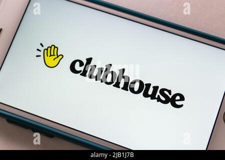 Kumamoto, GIAPPONE - Lug 22 2021 : Closeup Clubhouse app logo su iPhone. Nel luglio 2021, Clubhouse ha annunciato di non richiedere più inviti e rivela il nuovo logo Foto Stock