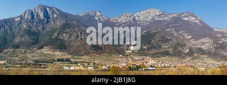 Castello di Avio paesaggio paesaggio Trento provincia regione Alpi montagne panorama in Italia Foto Stock