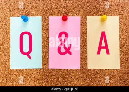 Parola chiave concettuale di 3 lettere Q E A (domanda e risposta) su adesivi multicolore attaccati ad un pannello di sughero. Foto Stock