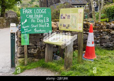 27.05.2022 Keld, Swaledale, North Yorkshire, Regno Unito. Accedi a Green dicendo Park Lodge Car Park Foto Stock