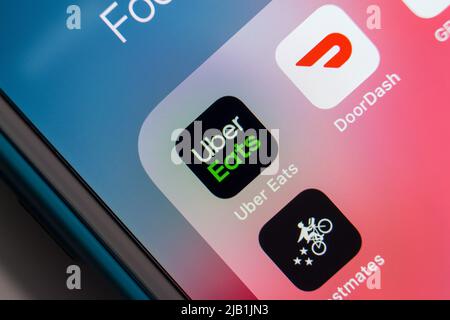 Kumamoto, GIAPPONE - Maggio 7 2020 : Uber mangia con altri servizi di consegna di cibo (DoorDash e Postmates) sulla schermata principale dell'iPhone. Foto Stock