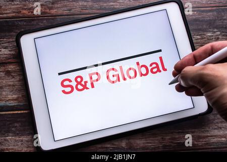 Kumamoto, GIAPPONE - Lug 30 2021 : Logo di S&P Global Inc., società quotata negli Stati Uniti specializzata in finanza e analisi, su tablet. Uomo che tiene la penna Foto Stock