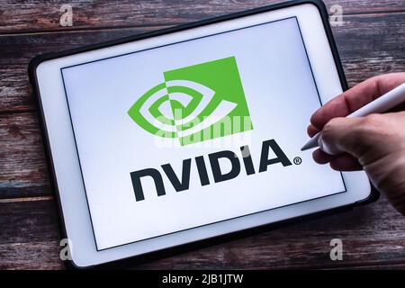 Kumamoto, GIAPPONE - Lug 30 2021 : Logo della società tecnologica statunitense Nvidia su tablet. È specializzata nella progettazione e nella produzione di chip, GPU, ecc. penna da presa a mano Foto Stock