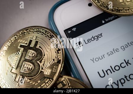 Kumamoto, GIAPPONE - ago 3 2021 : Logo di Ledger su iPhone con Bitcoins. Ledger S.A.S. offre un portafoglio hardware con sicurezza smartcard per cripta Foto Stock