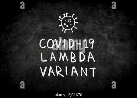 Primo piano frase 'Covid-19 Lambda VARIANTa' scrivendo a mano gesso bianco su lavagna. Una variante di SARS-COV-2 (variante SARS-COV-2 Lambda) Foto Stock