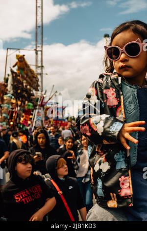 Pinner, Londra, Regno Unito. 1st giugno 2022. La fiera di Pinner si svolge dal 1336. Si svolge per un giorno solo sulla High Street e le strade circostanti. Le giostre sono organizzate dalla Showman's Guild e alcune di esse si trovano a pochi metri dagli edifici. Le giostre sono allestite il martedì sera, con la fiera che apre dalle 10am alle 11pm il mercoledì. Entro giovedì mattina la fiera sarà piena e la strada riaperta. Credit: Tom Leighton/Alamy Live News Foto Stock