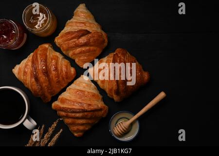 Croissant al burro fatti in casa con caffè, miele e marmellate per la prima colazione Foto Stock