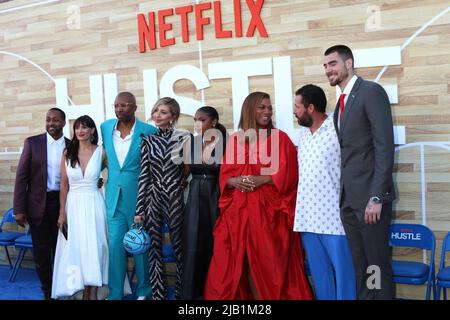 Los Angeles, California. 1st giugno 2022. Jaleel White, Maria Botto, Guest, Heidi Gardner, Jordan Hull, Queen Latifah, Adam Sandler, Juancho Hernangomez agli arrivi per HUSTLE Premiere, Westwood Regency Village Theatre, Los Angeles, CA 1 giugno 2022. Credit: Priscilla Grant/Everett Collection/Alamy Live News Foto Stock