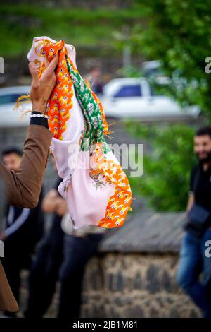 8 maggio 2022 Diyarbakir Turchia. Persone che giocano a halay con tamburo e zurna su dieci ponti ad occhio Foto Stock