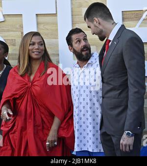 Los Angeles, Stati Uniti. 02nd giugno 2022. I membri del cast Queen Latifah, Adam Sandler e Juancho Hernangomez (L-R) partecipano alla prima del drammatico dramma sportivo 'Hustle' al Regency Village Theatre nella sezione Westwood di Los Angeles mercoledì 1 giugno 2022. Storyline: Uno scout di basket che riscopre un fenomenale giocatore di Street ball mentre si trova in Spagna e vede la prospettiva come la sua opportunità di tornare nella NBA. Foto di Jim Ruymen/UPI Credit: UPI/Alamy Live News Foto Stock