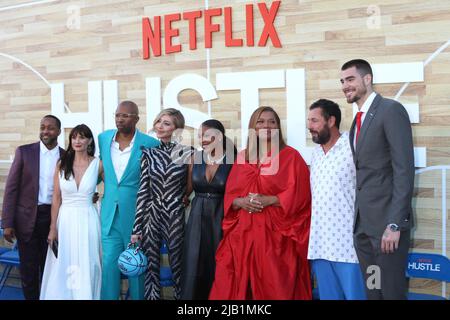 1 giugno 2022, Westwood, CA, USA: LOS ANGELES - 1 GIUGNO: Jaleel White, Maria Botto, Guest, Heidi Gardner, Jordan Hull, Regina Latifah, Adam Sandler, Juancho Hernangomez alla prima di Hustle al Village Theatre il 1 giugno 2022 a Westwood, CA (Credit Image: © Kay Blake/ZUMA Press Wire) Foto Stock