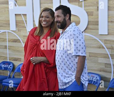 Los Angeles, Stati Uniti. 02nd giugno 2022. I membri del cast Queen Latifah e Adam Sandler partecipano alla prima del drammatico dramma sportivo 'Hustle' al Regency Village Theatre nella sezione Westwood di Los Angeles mercoledì 1 giugno 2022. Storyline: Uno scout di basket che riscopre un fenomenale giocatore di Street ball mentre si trova in Spagna e vede la prospettiva come la sua opportunità di tornare nella NBA. Foto di Jim Ruymen/UPI Credit: UPI/Alamy Live News Foto Stock