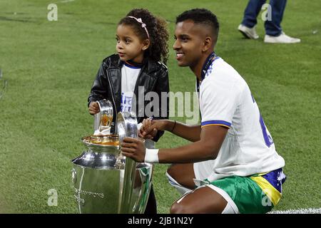 PARIGI - Rodrygo del Real Madrid con il trofeo UEFA Champions League, Coupe des clubs Champions europei durante la partita finale della UEFA Champions League tra il Liverpool FC e il Real Madrid allo Stade de Franc il 28 maggio 2022 a Parigi, Francia. ANP | ALTEZZA OLANDESE | PIETRA DI MAURICE VAN Foto Stock