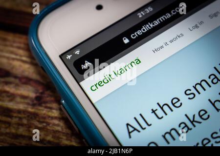 Kumamoto, GIAPPONE - ago 3 2021 : il logo closeup di Credit Karma, una multinazionale statunitense di finanza personale, sul suo sito web su iPhone in condizioni di oscurità. Foto Stock
