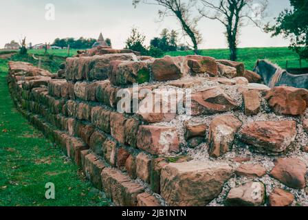 Muro intermedio nei pressi di Walton, Cumbria. Resti di una fortificazione difensiva romana conosciuta come il Muro di Adriano, per un totale di circa 118 km con numero di fortezze, castelli e torrette. Scansione di archivio da un vetrino. Giugno 1974. Foto Stock