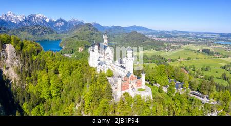 Castello di Neuschwanstein vista aerea Alpi paesaggio viaggio panorama palazzo in Baviera Germania Foto Stock