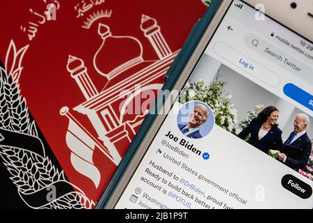 Kumamoto, GIAPPONE - ago 26 2021 : immagine concettuale 46th presidente degli Stati Uniti Joe Biden account twitter su iPhone sulla bandiera afghana. Foto Stock
