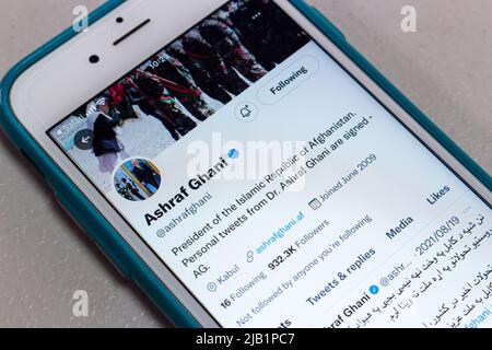 Kumamoto, GIAPPONE - ago 26 2021 : immagine concettuale 11th del Presidente dell'Afghanistan Mohammad Ashraf Ghani Ahmadzai account twitter su iPhone Foto Stock