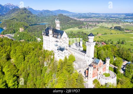 Castello di Neuschwanstein vista aerea Alpi paesaggio viaggio palazzo in Baviera Germania Foto Stock