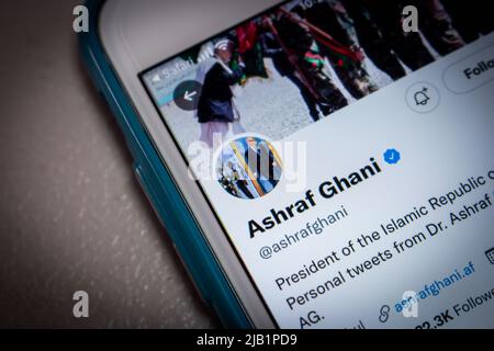 Kumamoto, GIAPPONE - ago 26 2021 : immagine concettuale 11th del presidente afghano Mohammad Ashraf Ghani Ahmadzai account twitter su iPhone di umore scuro Foto Stock