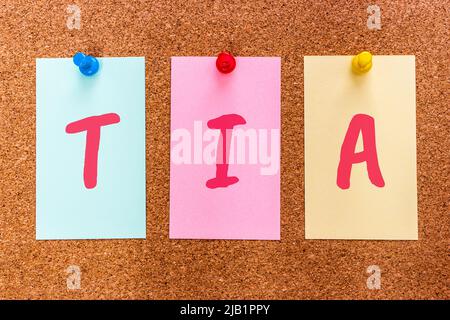 Concettuale 3 lettera acronimo abbreviazione TIA (grazie in anticipo, o grazie in anticipo) su adesivi multicolore attaccati a un cartone di sughero. Foto Stock